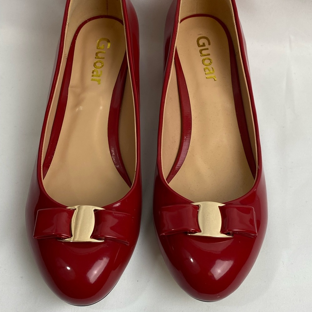 Guoar Bow knot Patent Leather Closed Toe block heel pumps. Red.